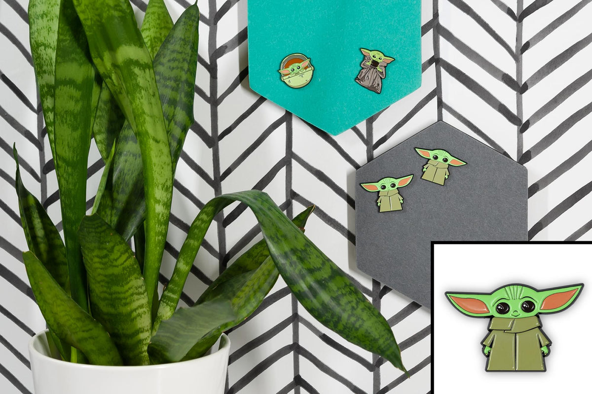 Star Wars Toynk Exclusive Enamel Pin Mandalorian Cartoon Child Baby Yoda Ears Up